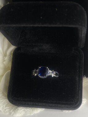 Stunning Blue Sapphire 925 Sterling Silver Ring in size 10.